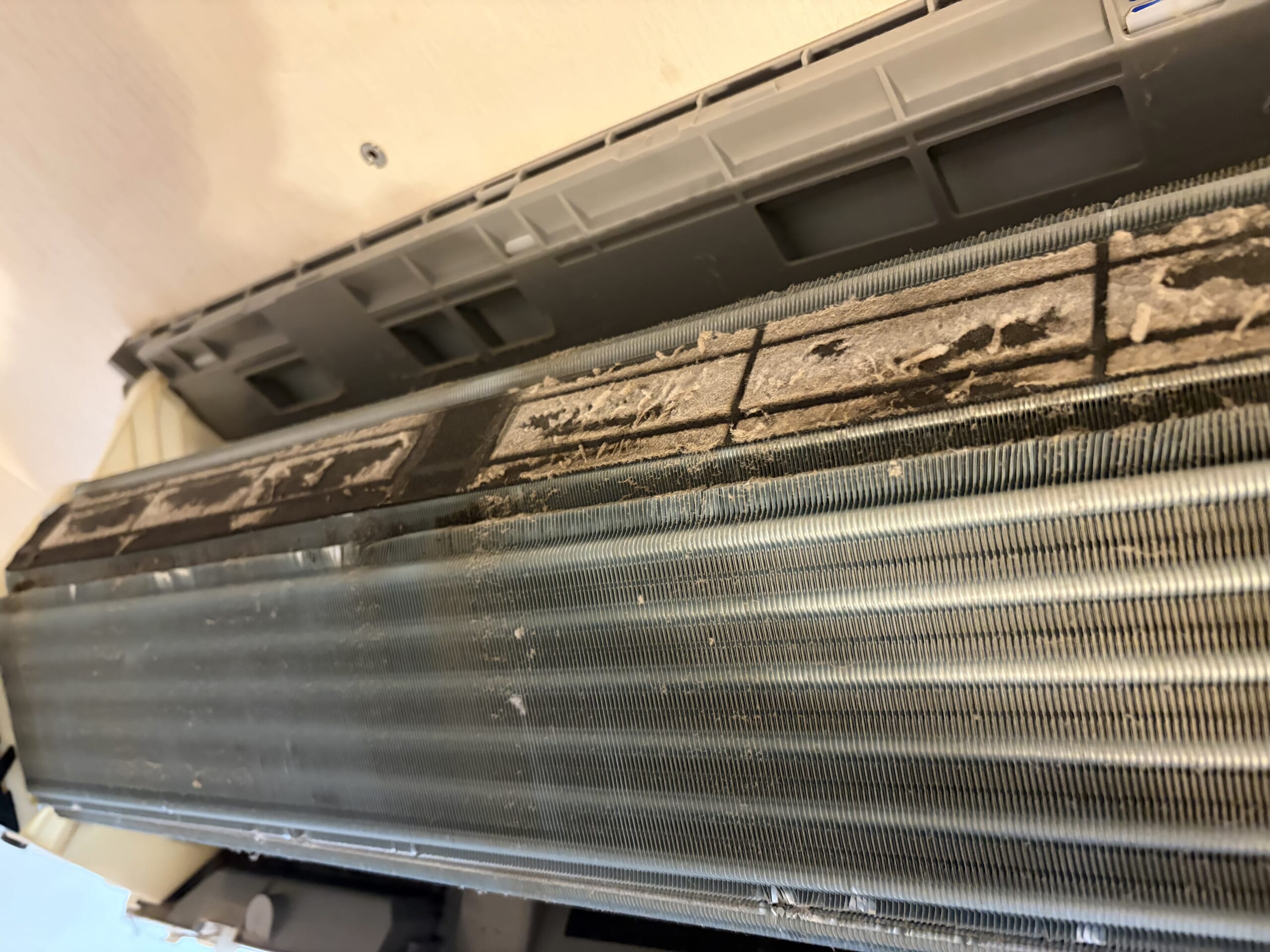ダイキン製エアコンの熱交換器まわり・クリーニング前|寝屋川市