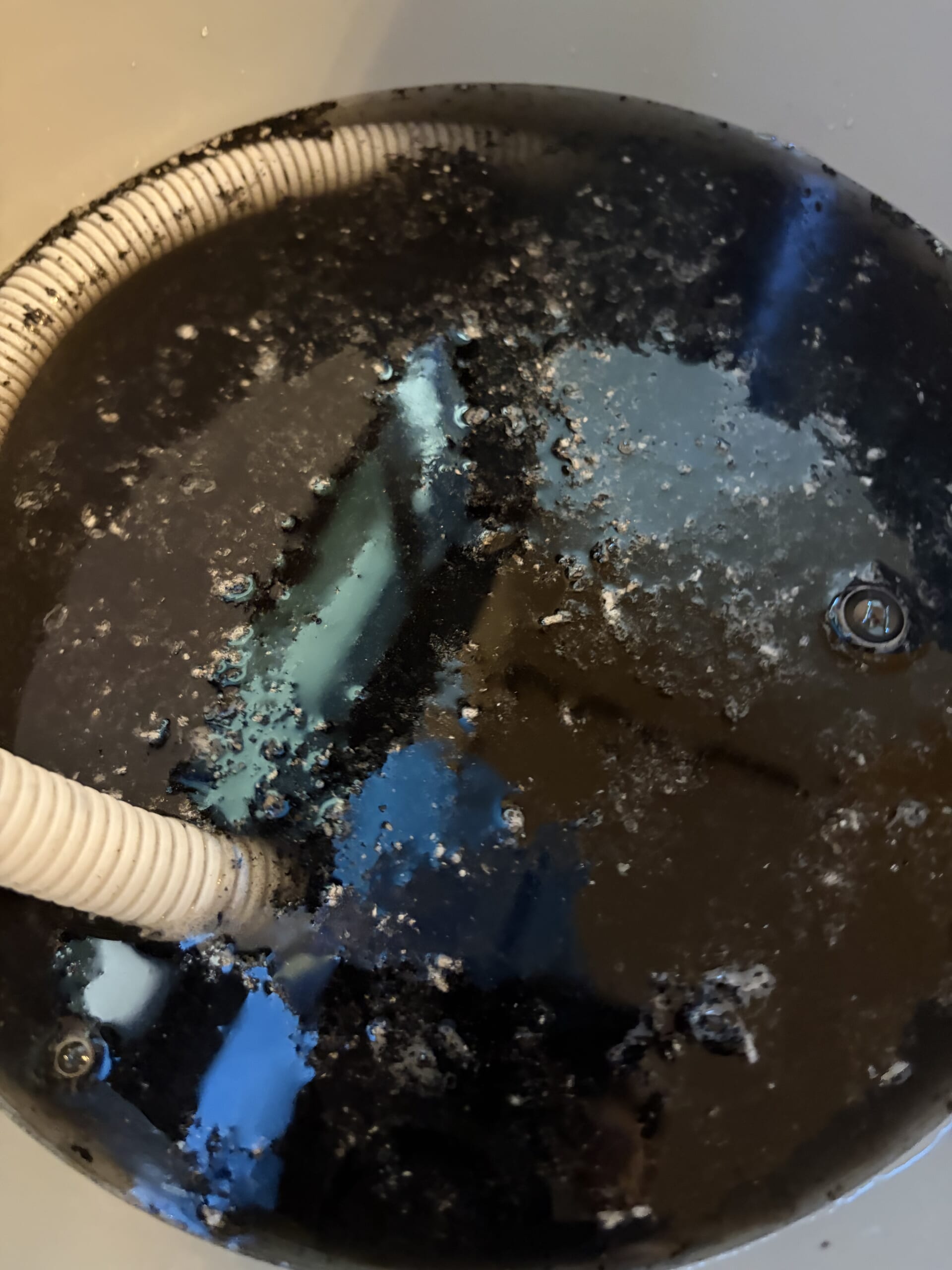 エアコンクリーニングで排出された洗浄汚水|寝屋川市