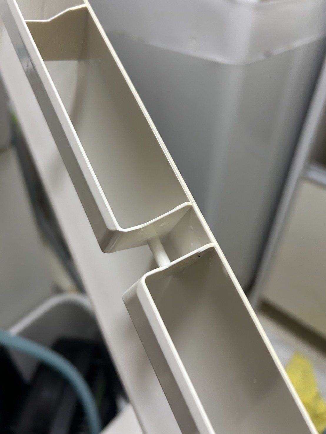 SHARP AY-F28S-W 外装部品の縁と溝 洗浄後