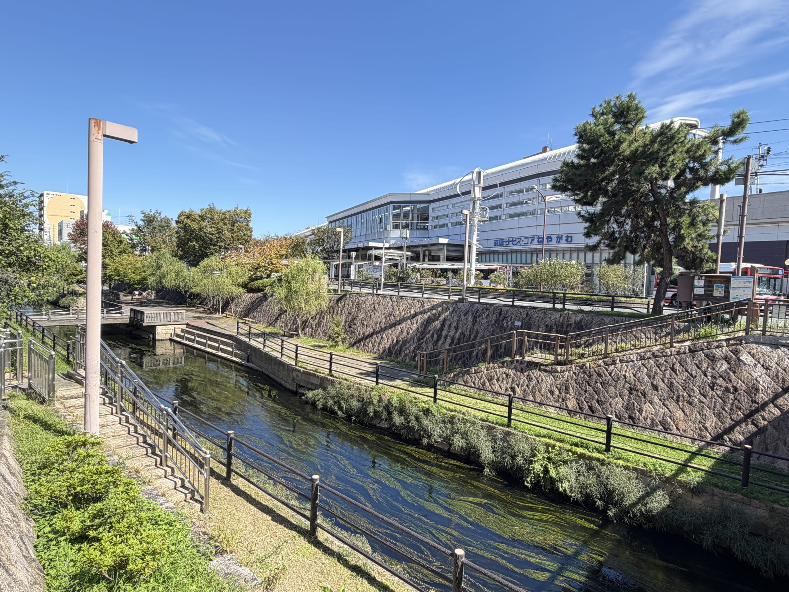 寝屋川市駅周辺と寝屋川の風景